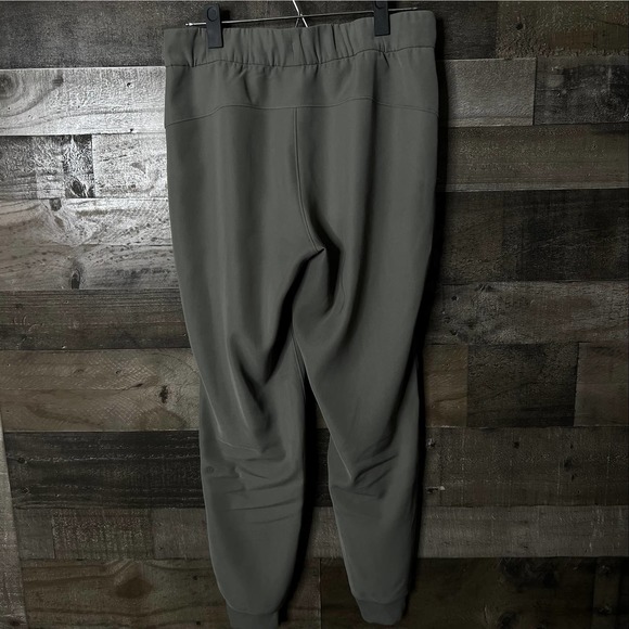 SOLD Lululemon On The Fly Jogger 6 - Picture 7 of 10